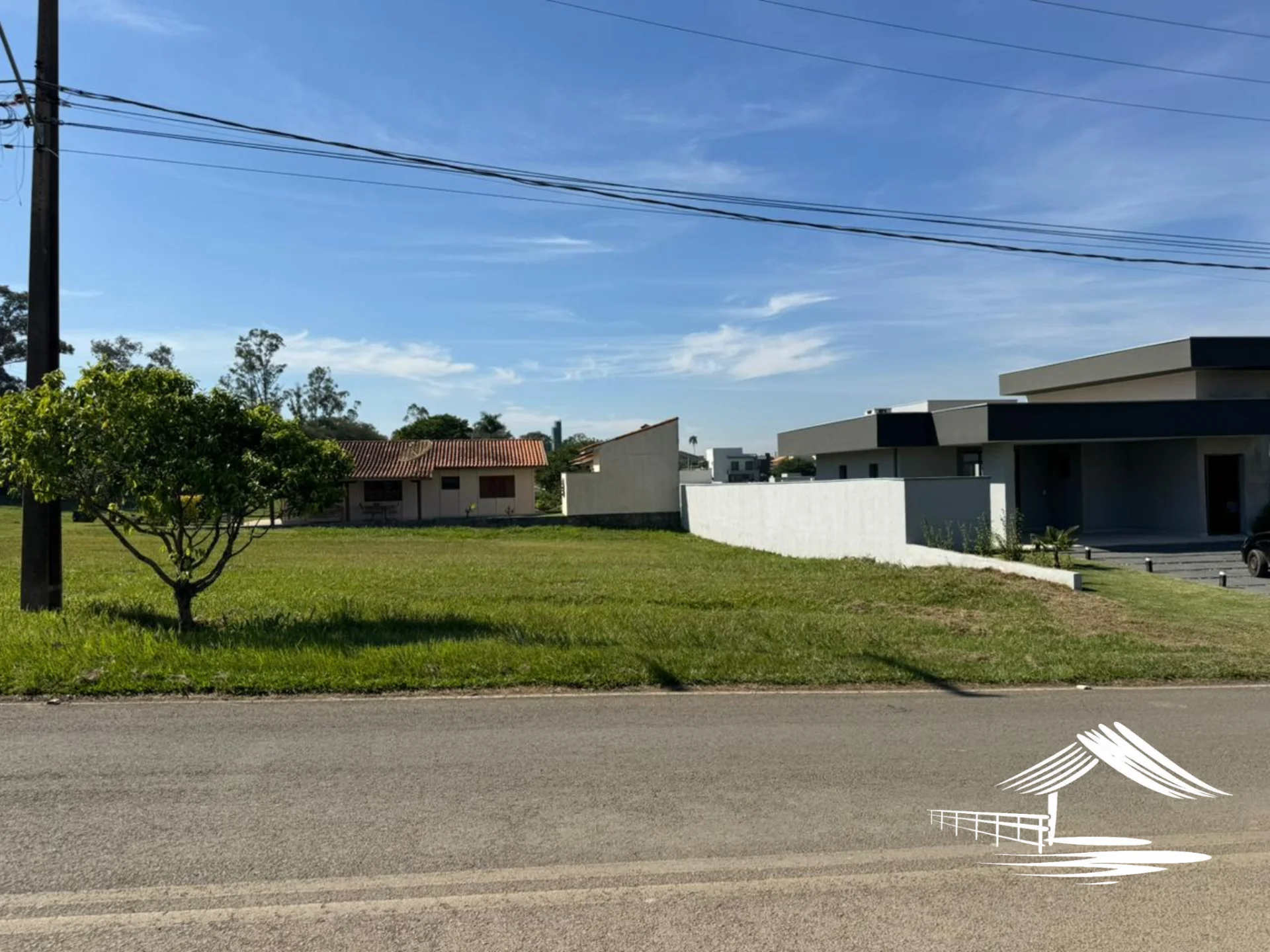 Ninho Verde 1, terreno área nobre contendo 450 m², frente ao asfalto e escritura registrada